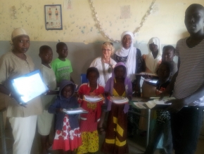 Distribution de fournitures scolaires en compagnie de Astou présidente de CheikhNico-SénégalMars 2018