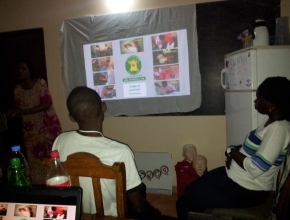  Présentation dans les locaux de CheikhNico-Sénégal de la vidéo des gestes de premiers secours en Français-Wolof